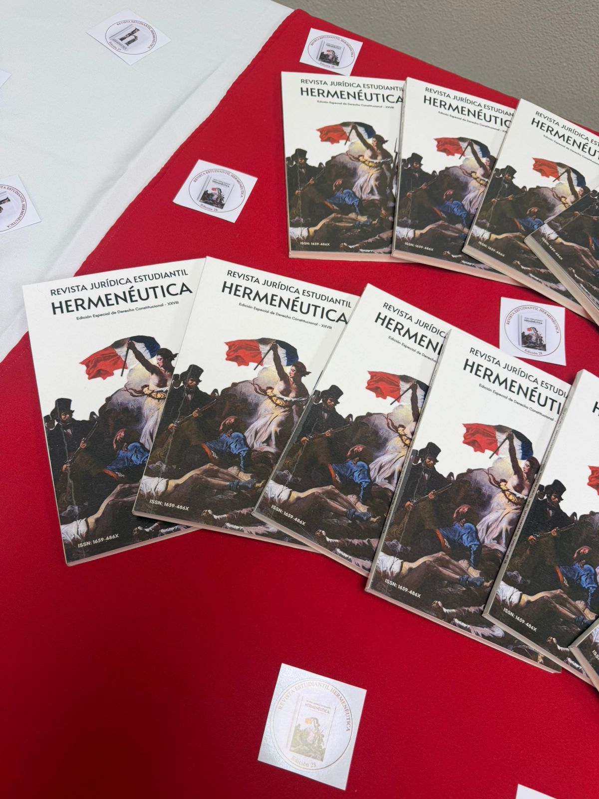 Ejemplares impresos de la revista sobre la mesa